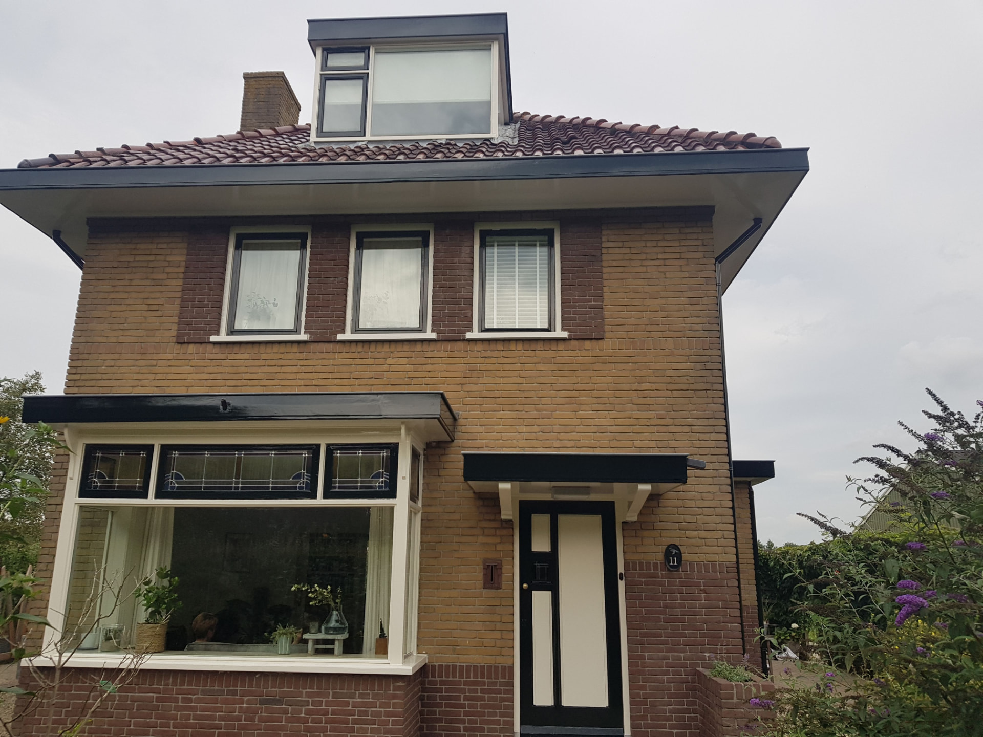 Opgeleverd woonhuis met strak geschilderd houtwerk en kozijnen